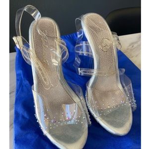 Fabulicious competition / posing strapped heels